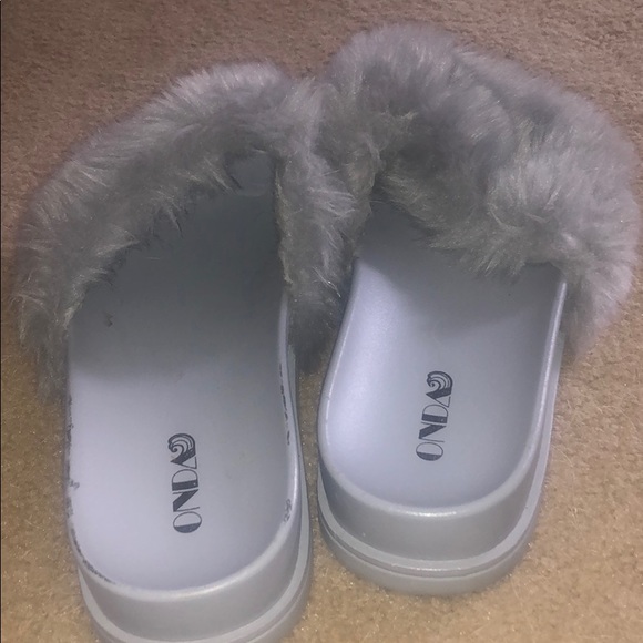 Hardly worn size 8 gray slip on shoes with fur - Picture 6 of 8